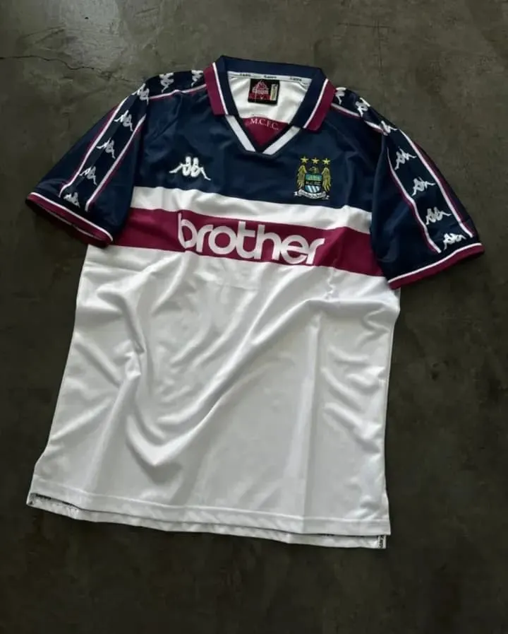 Manchester United 1999/2000 Home Kit